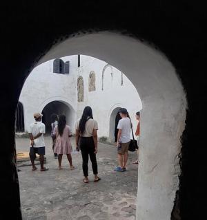 一群人站在拱门里