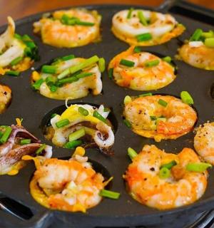 一盘盛有虾和蔬菜的食物