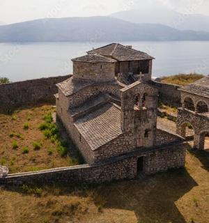 位于水边山上的一座古老建筑