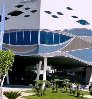 ein Gebäude mit vielen Fenstern