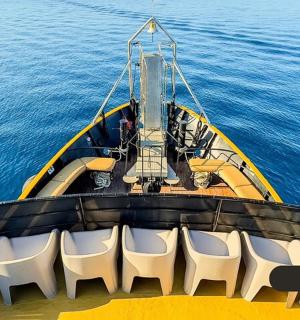 Skupina bílých židlí na výletní lodi