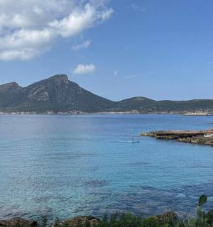 一大片水域，背景是群山
