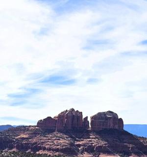 多云天空下的落基山脉景观