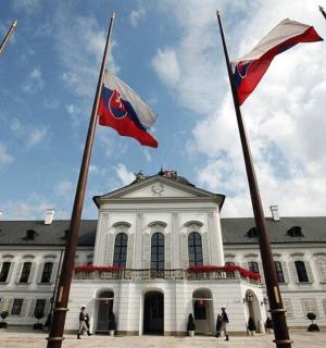 建筑物前的一组旗帜