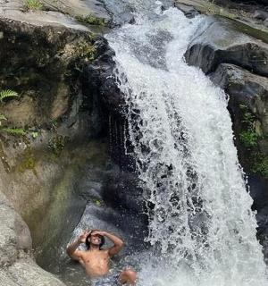 一名男子正在拍摄瀑布