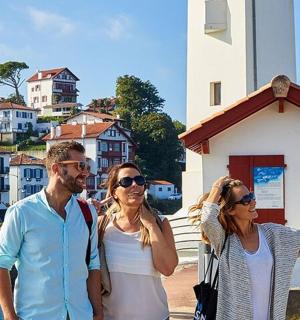 eine Gruppe von Menschen steht vor einem Gebäude