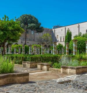 建筑物前的花园