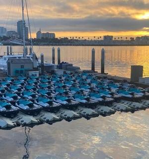 skupina lodí zaparkovaných v molu ve vodě