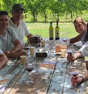 一群人坐在桌边，手里拿着酒杯