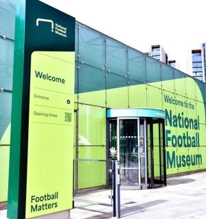 城市里有旋转门的建筑物