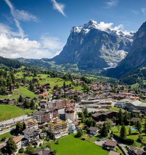 μια εναέρια άποψη μιας πόλης στα βουνά