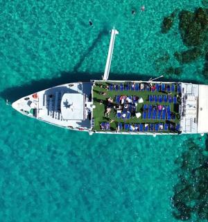 loď v oceánu s lidmi na ní