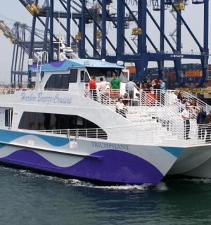 水中停着一艘载着人的大船