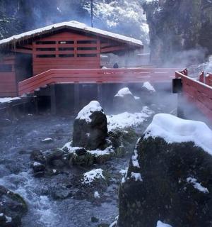 雪中河中央的小屋