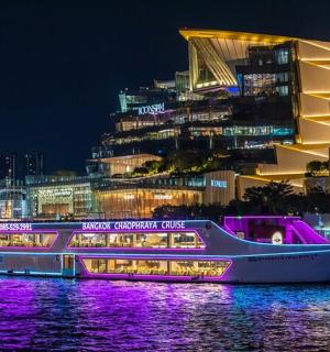 一艘船在水中，城市夜景