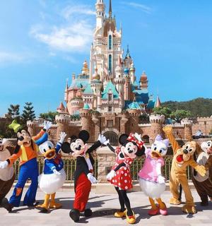 一群吉祥物在迪士尼城堡前摆姿势