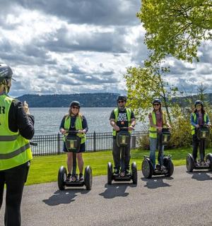 skupina lidí jedoucích na segiftech na silnici