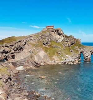 malý dům na vrcholu malého ostrova v oceánu