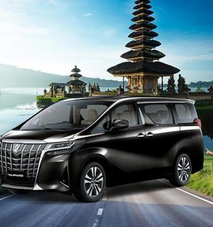 一辆黑色 SUV 在道路上行驶的效果图