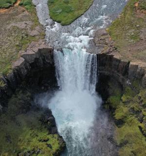 Letecký pohled na vodopád v řece