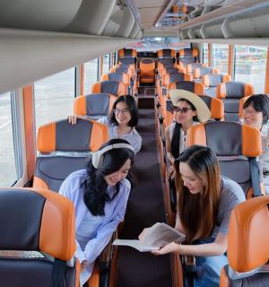 一群人坐在公共汽车上