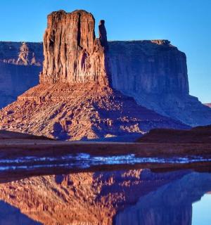 沙漠中山在水中的倒影