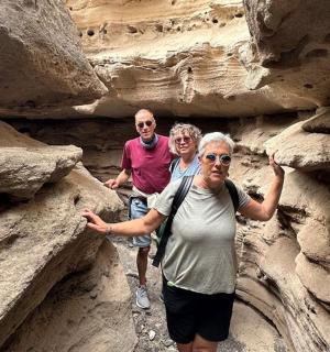 一名女子和两名男子站在岩石上