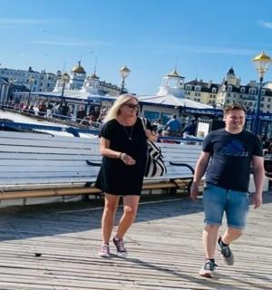 一群人在码头上行走