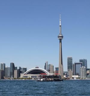 เรือในน้ำหน้าเมือง