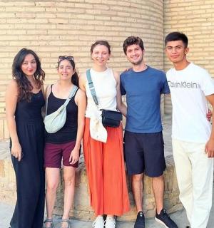 一群人站在砖墙旁边