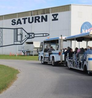 skupina lidí jedoucích ve vlaku