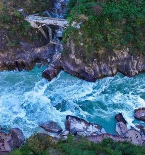 横跨水面的桥梁的鸟瞰图