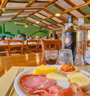 桌子上摆着一盘食物和一瓶酒