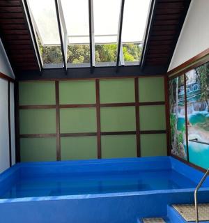 velká modrá vana v pokoji s okny