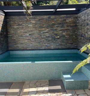 bazén v cihlové zdi s