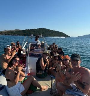 skupina lidí na lodi ve vodě