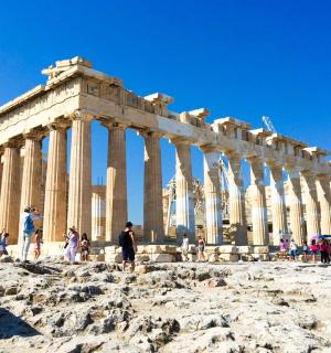 skupina lidí stojících před budovou