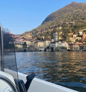 loď na vodě s městem na kopci