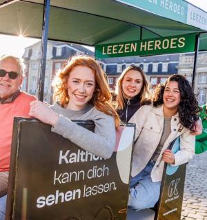 skupina lidí sedících na autobusové zastávce