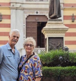 一名男子和一名女子站在一栋建筑物前