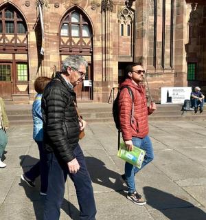 un grup de persones caminant davant d'un edifici