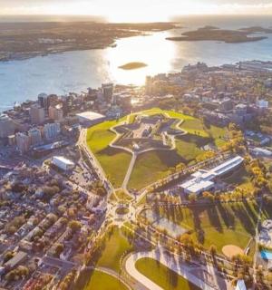 悉尼市与海洋的鸟瞰图