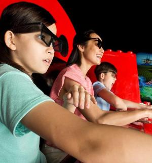 一群人坐在玩具火车上