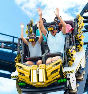 一群人坐过山车