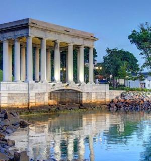 budova se sloupy vedle vodní plochy