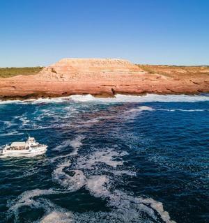 小岛附近水中的一艘船
