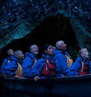 skupina lidí na lodi v jeskyni