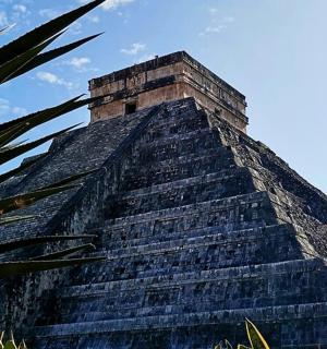 一座高大的金字塔,背景是天空