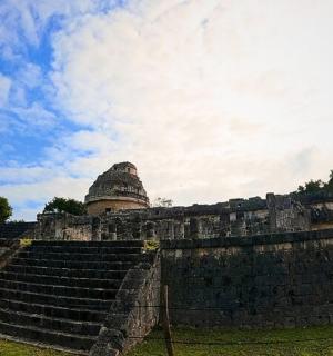 墙后有一座金字塔的圆形剧场