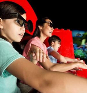 一群人坐在笔记本电脑前